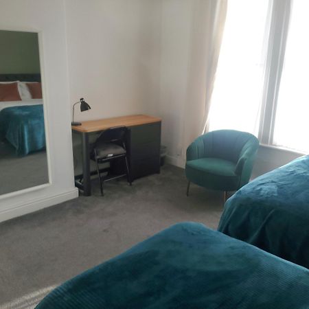 Leeds 4-Bed House - Sleeps 9 Free Parking & Wifi Villa Exterior photo