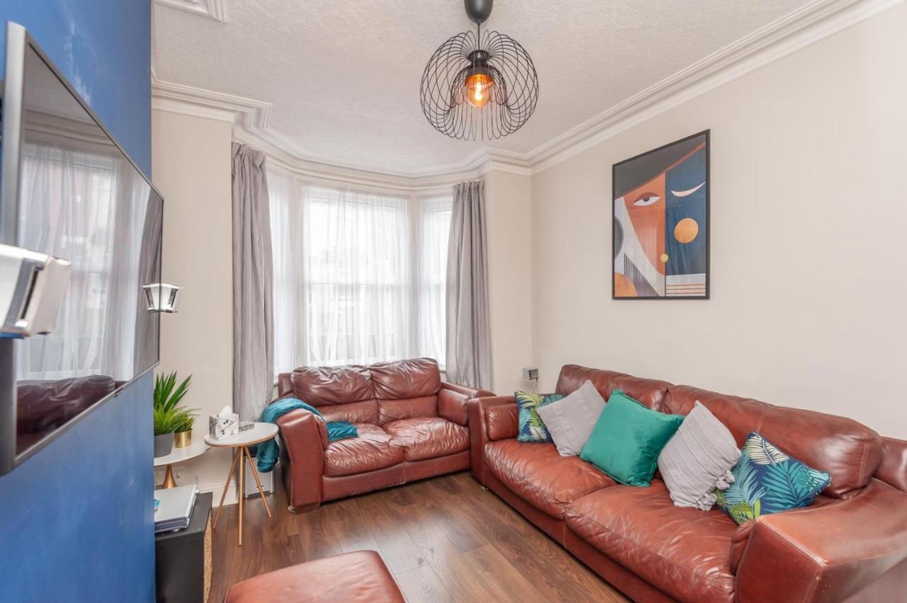 Leeds 4-Bed House - Sleeps 9 Free Parking & Wifi Villa Exterior photo