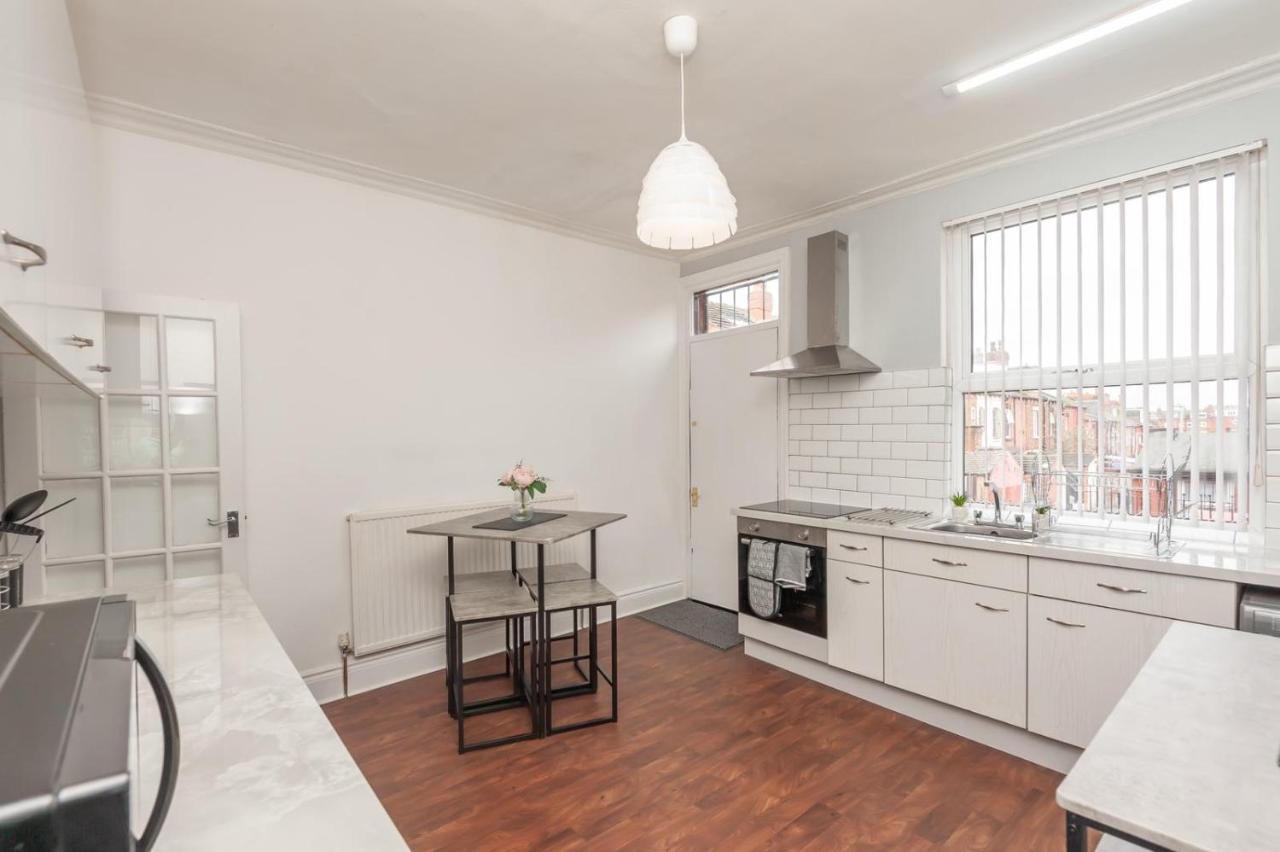 Leeds 4-Bed House - Sleeps 9 Free Parking & Wifi Villa Exterior photo