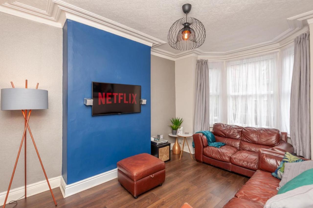 Leeds 4-Bed House - Sleeps 9 Free Parking & Wifi Villa Exterior photo