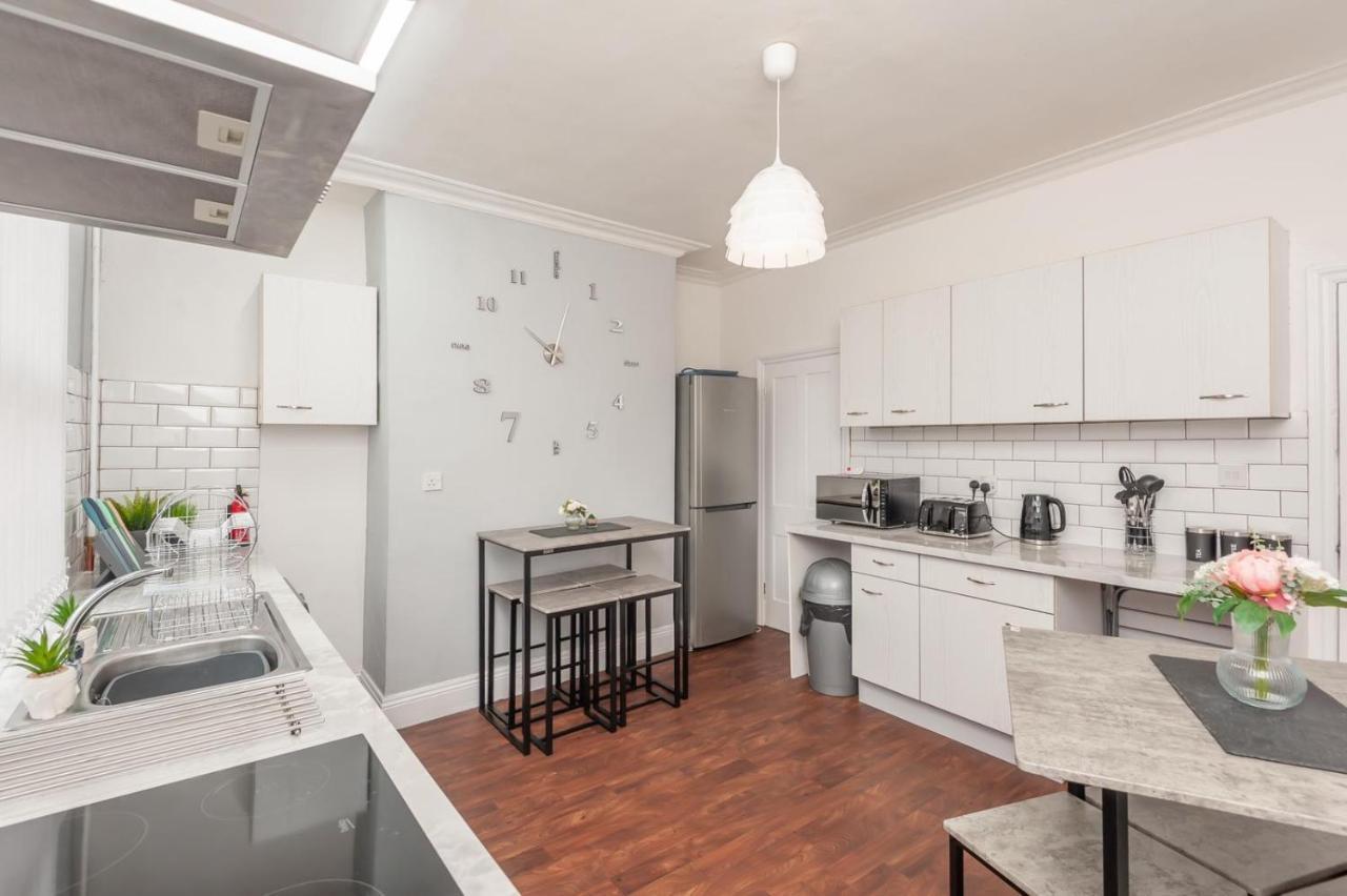 Leeds 4-Bed House - Sleeps 9 Free Parking & Wifi Villa Exterior photo