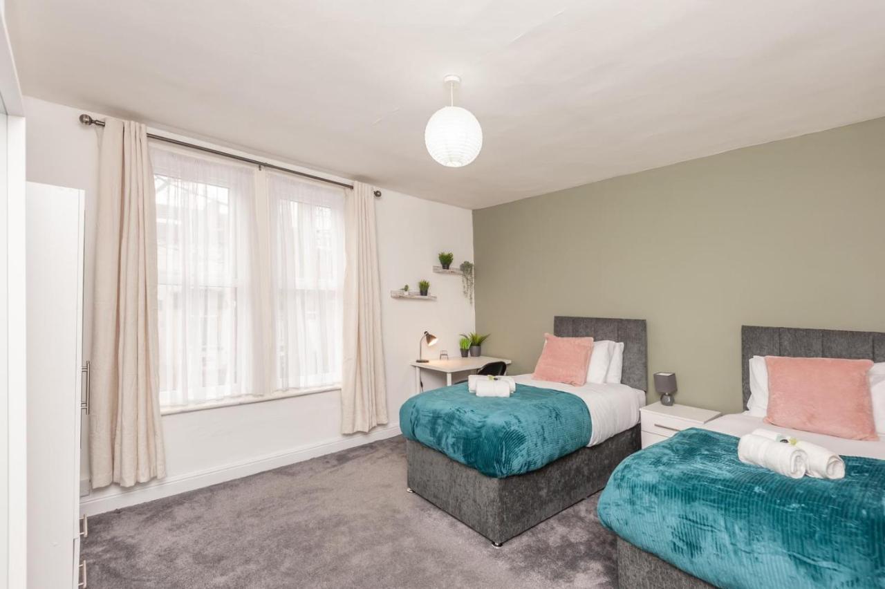 Leeds 4-Bed House - Sleeps 9 Free Parking & Wifi Villa Exterior photo
