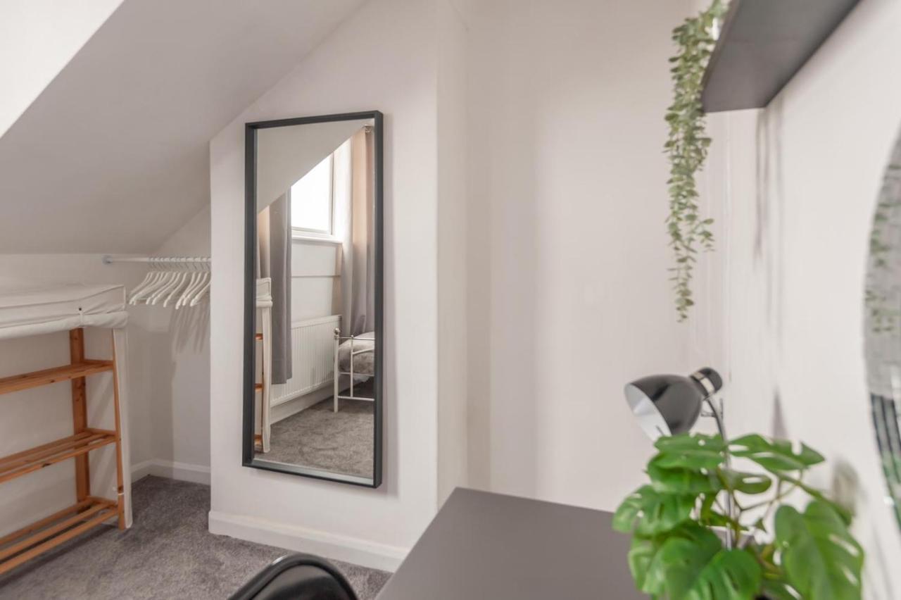 Leeds 4-Bed House - Sleeps 9 Free Parking & Wifi Villa Exterior photo