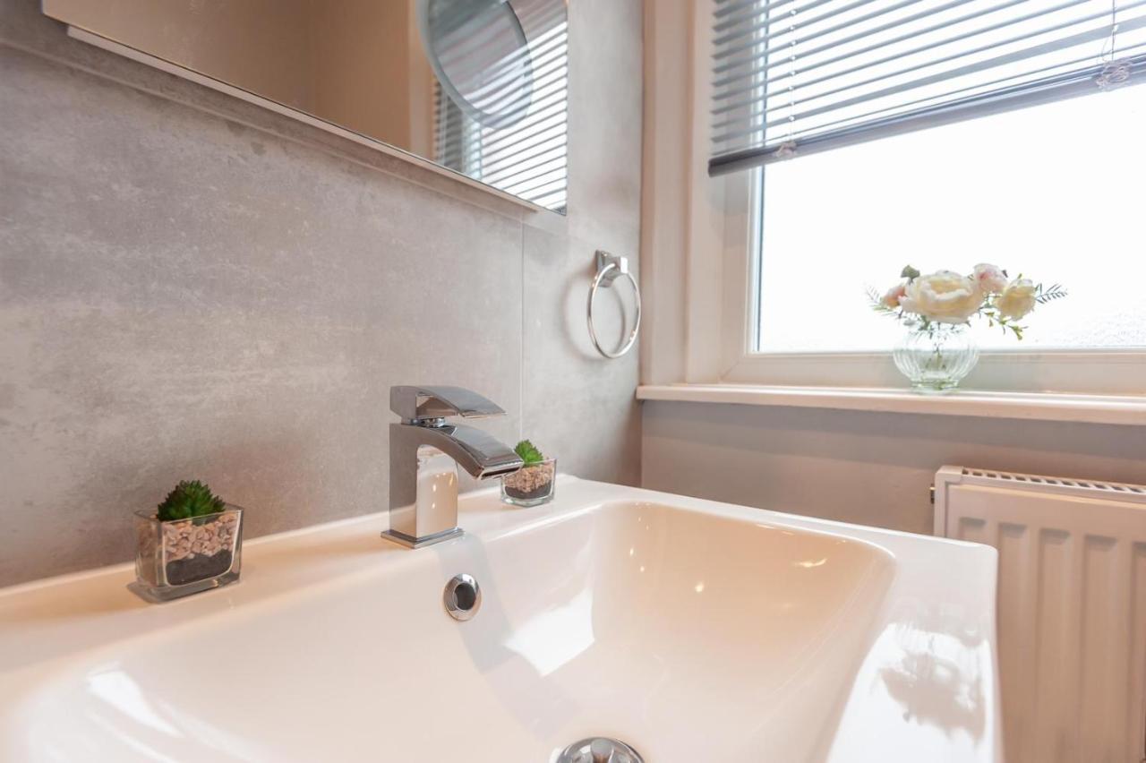 Leeds 4-Bed House - Sleeps 9 Free Parking & Wifi Villa Exterior photo