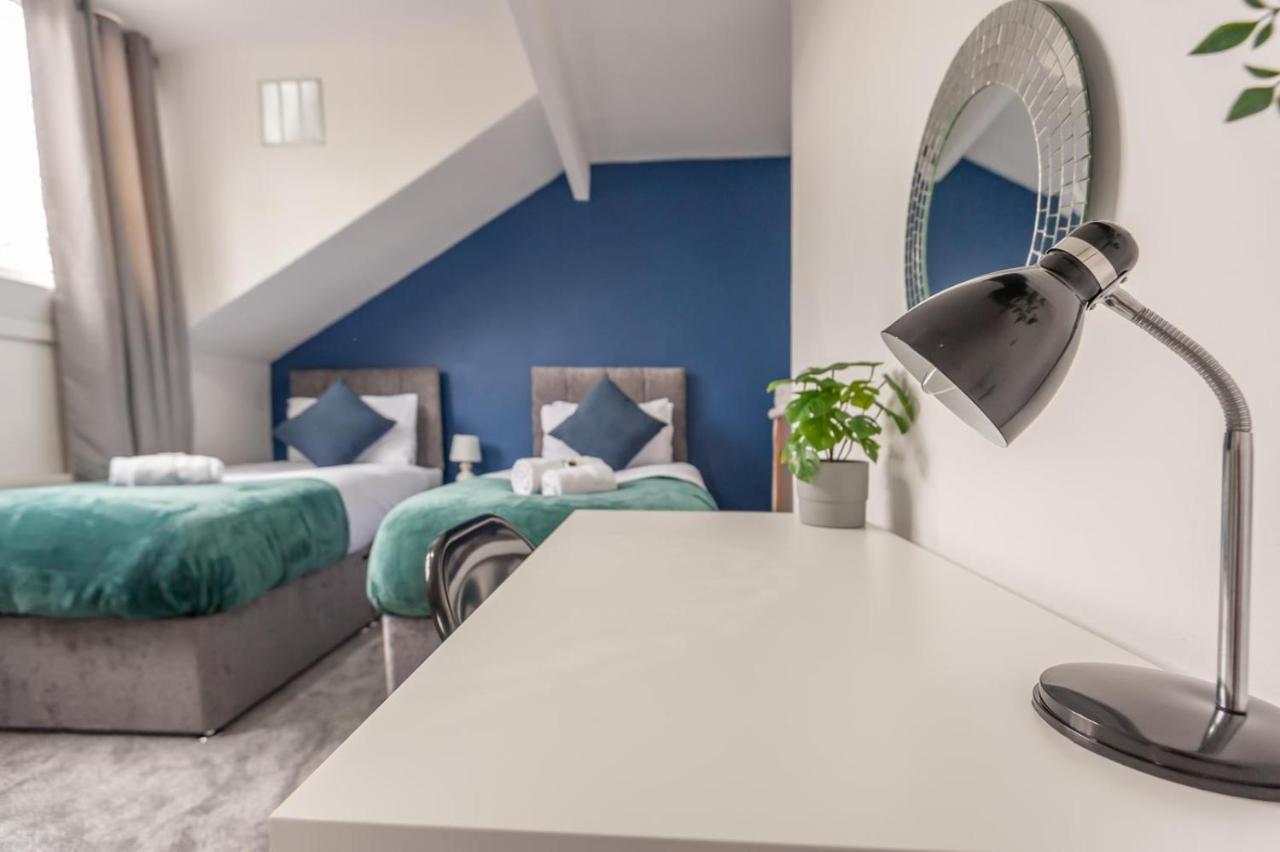 Leeds 4-Bed House - Sleeps 9 Free Parking & Wifi Villa Exterior photo
