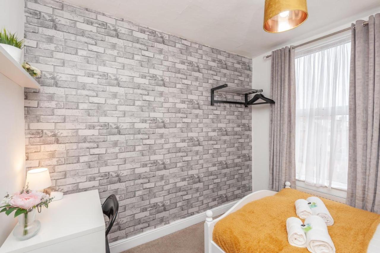 Leeds 4-Bed House - Sleeps 9 Free Parking & Wifi Villa Exterior photo