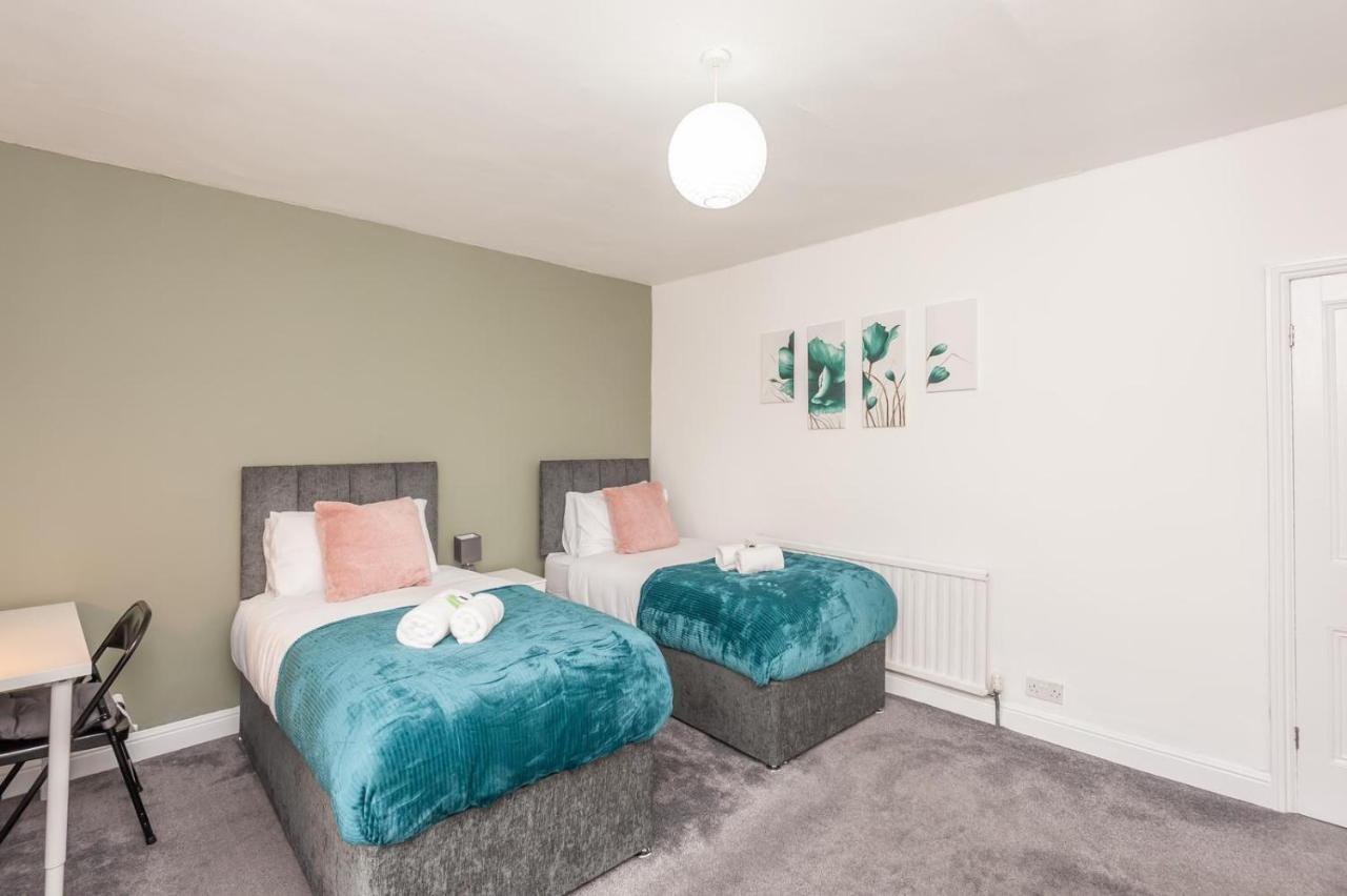 Leeds 4-Bed House - Sleeps 9 Free Parking & Wifi Villa Exterior photo
