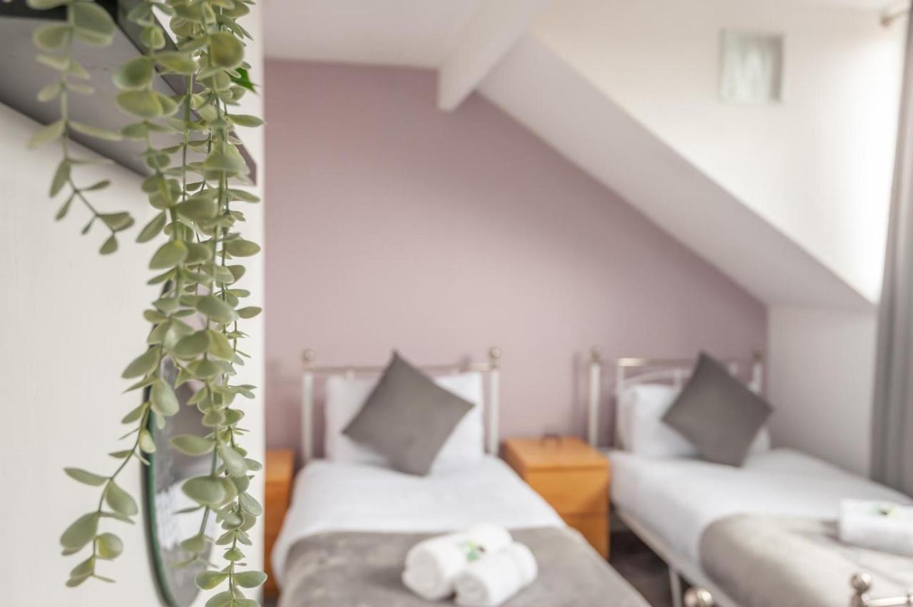 Leeds 4-Bed House - Sleeps 9 Free Parking & Wifi Villa Exterior photo