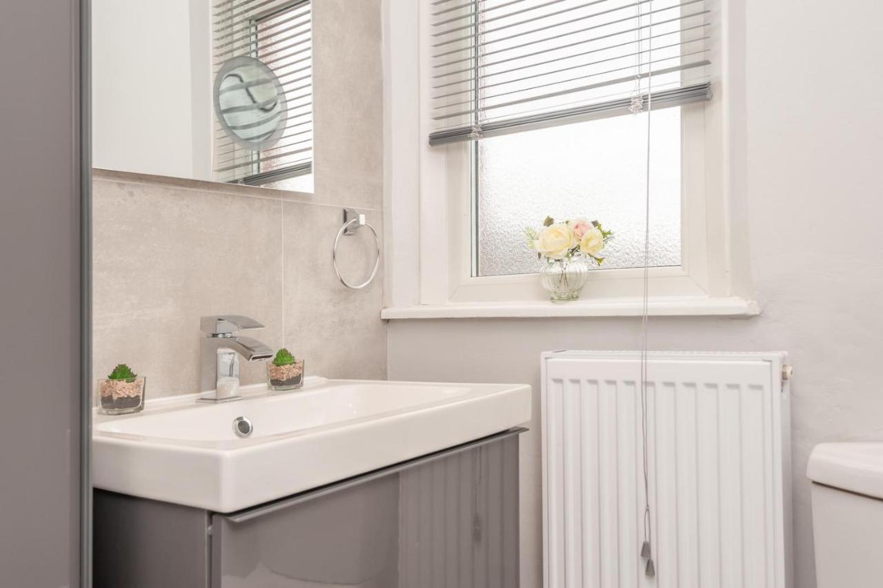 Leeds 4-Bed House - Sleeps 9 Free Parking & Wifi Villa Exterior photo